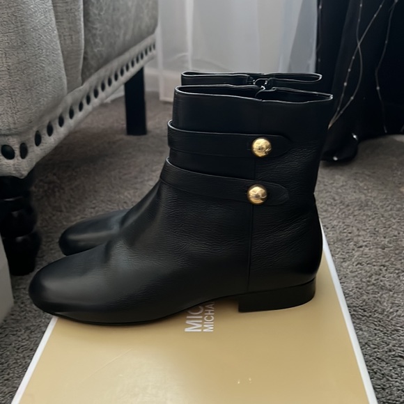 Barely use Michael kors maisie flat bootie leather - Picture 2 of 3